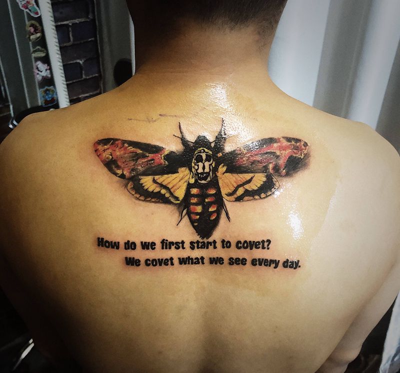 沉默的羔羊纹身图片_背部欧美写实纹身图案