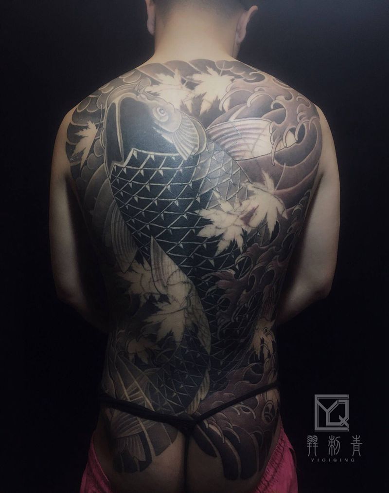 满背老传统鱼遮盖纹身图片_臀部背部老传统满背满背鱼日式 老传统纹身图案