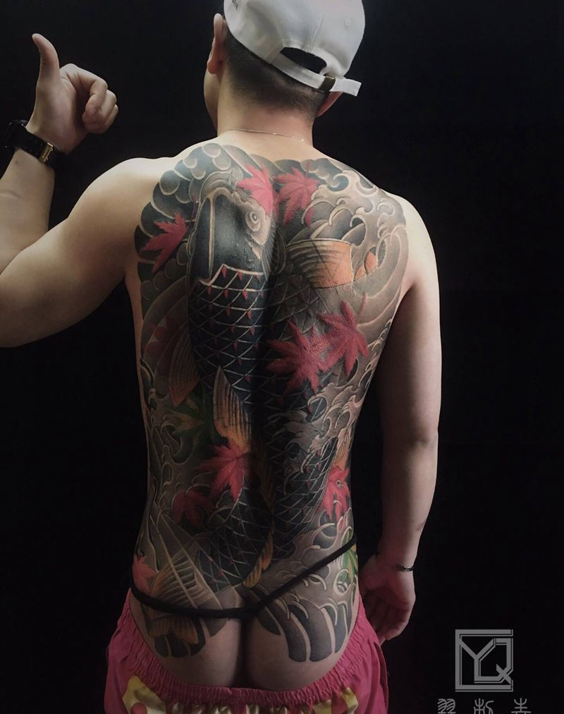 老传统鱼纹身图片_背部老传统鱼日式 老传统满背纹身图案