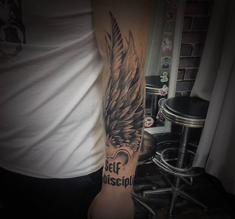 翅膀纹身图片_手臂欧美写实纹身图案