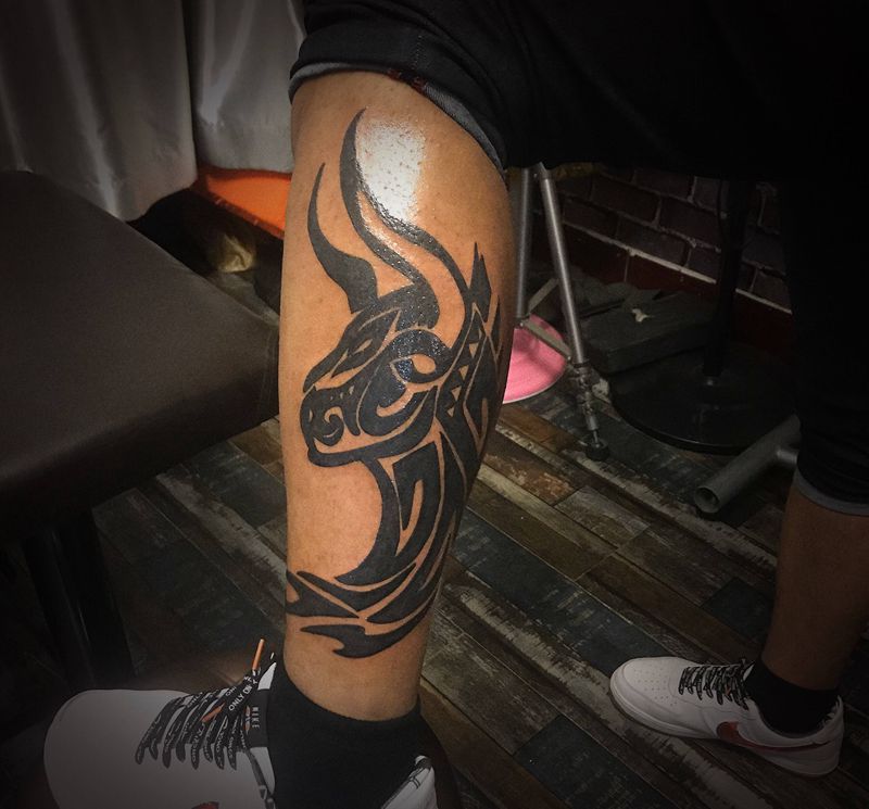 金牛座小哥哥纹身图片_腿部图腾纹身图案