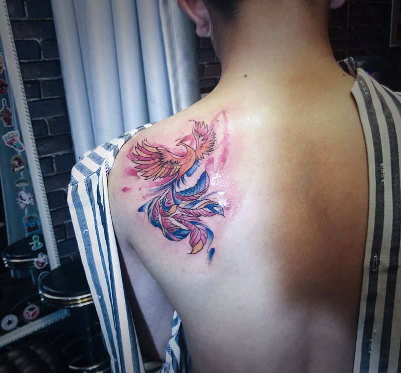 凤凰纹身图片_肩部水彩纹身图案