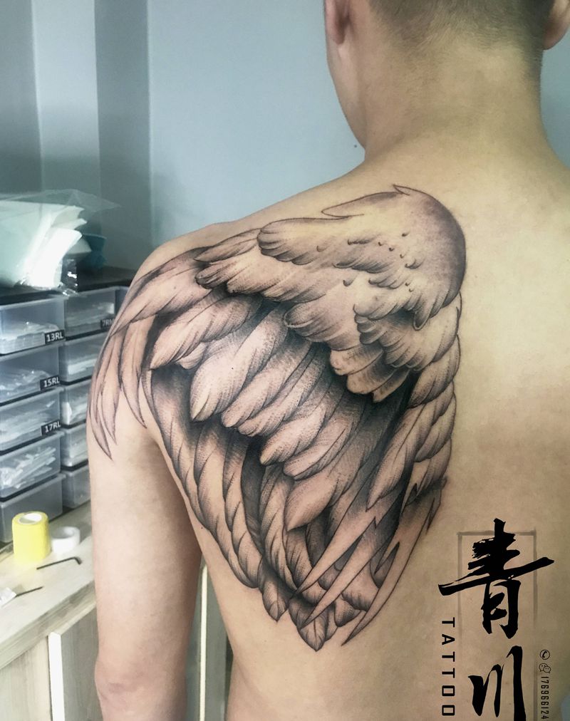 翅膀纹身图片_背部纹身图案
