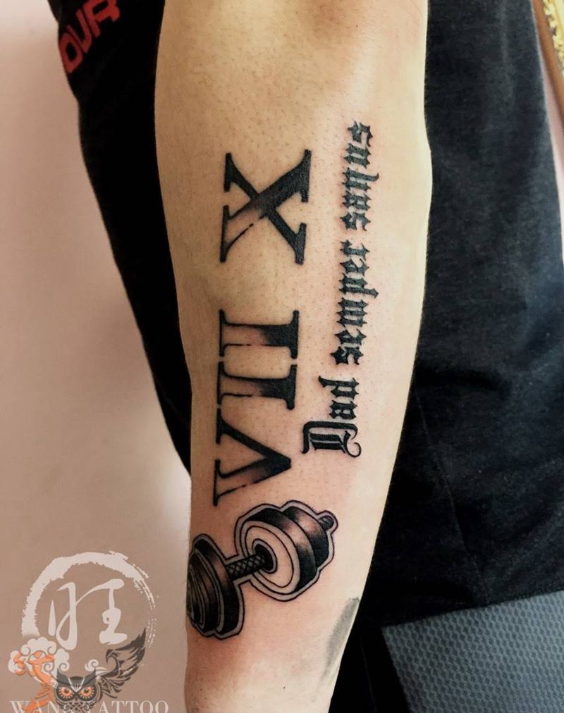 英文＋哑铃纹身图片_手臂成品欧美字符纹身图案