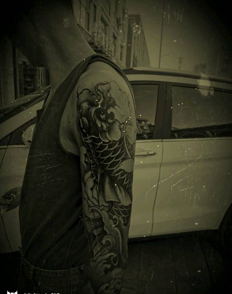 鱼纹身图片_手臂老传统纹身图案