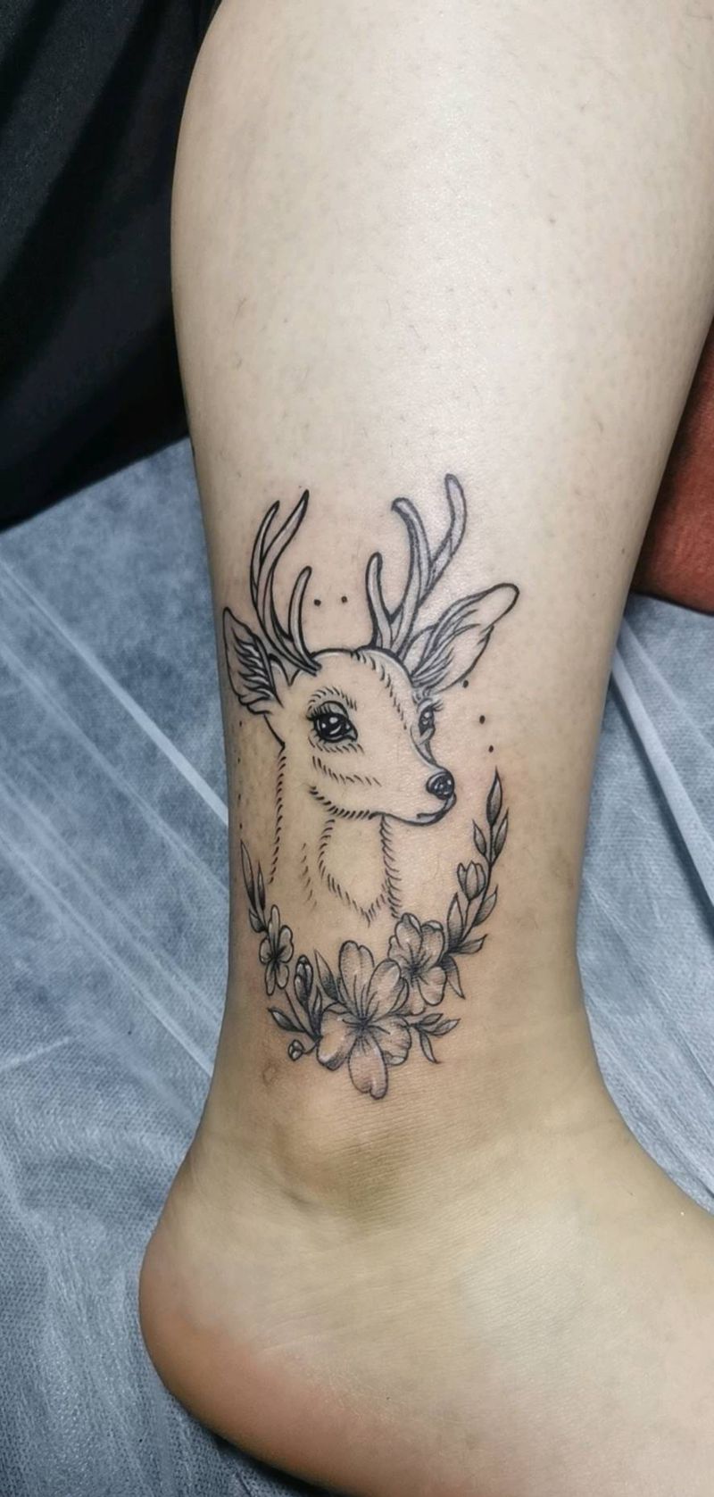 小鹿纹身图片_腿部纹身图案