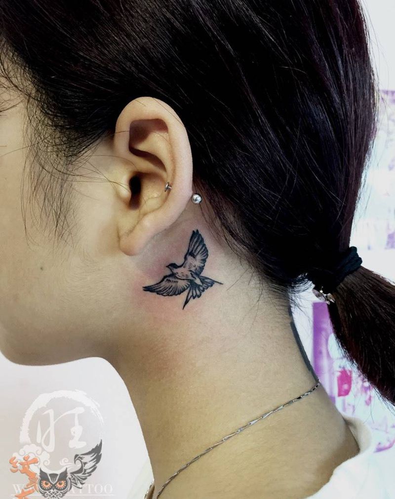 小燕子纹身图片_成品颈部欧美动物纹身图案