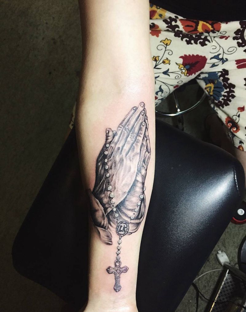 祈福之手纹身图片_成品手臂欧美写实纹身图案
