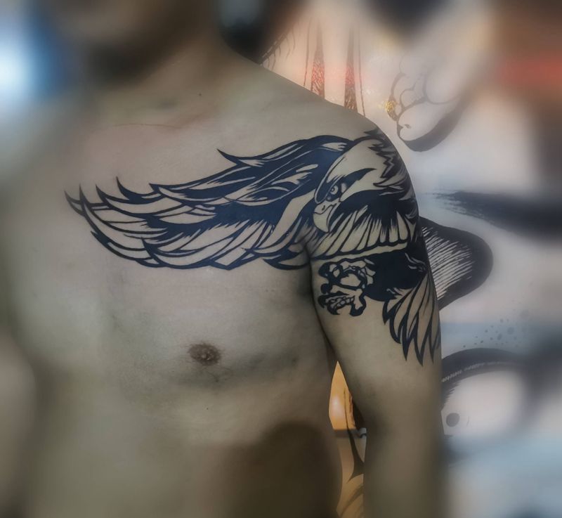大鹏展翅纹身图片_胸部纹身图案