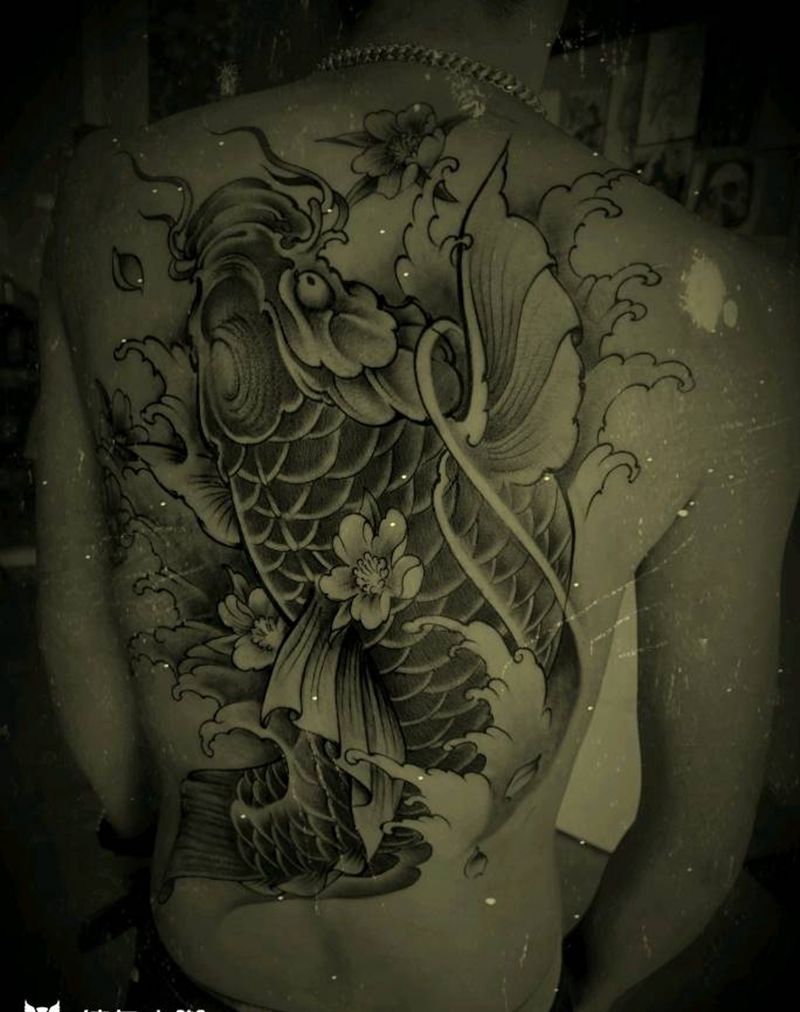 鱼，下次加背景纹身图片_背部纹身图案