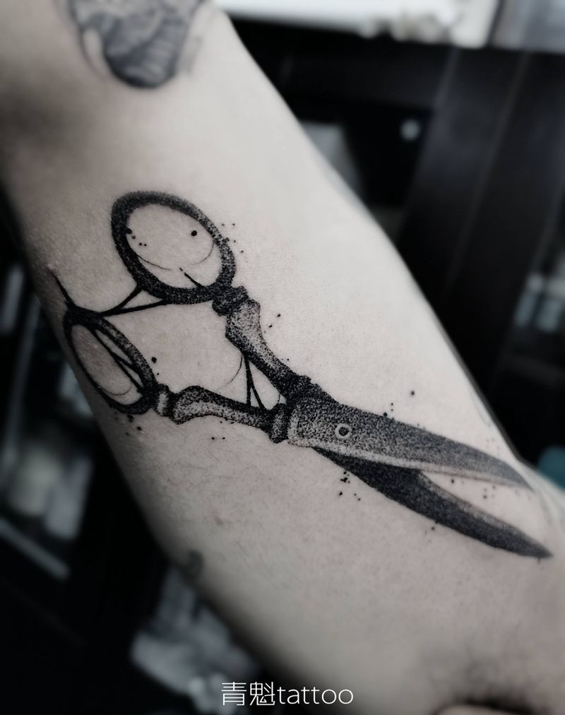 剪刀纹身图片_手臂点刺纹身图案