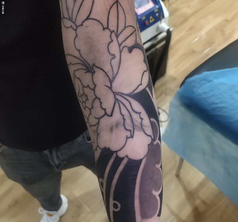 老传统牡丹花臂纹身图片_老传统纹身图案