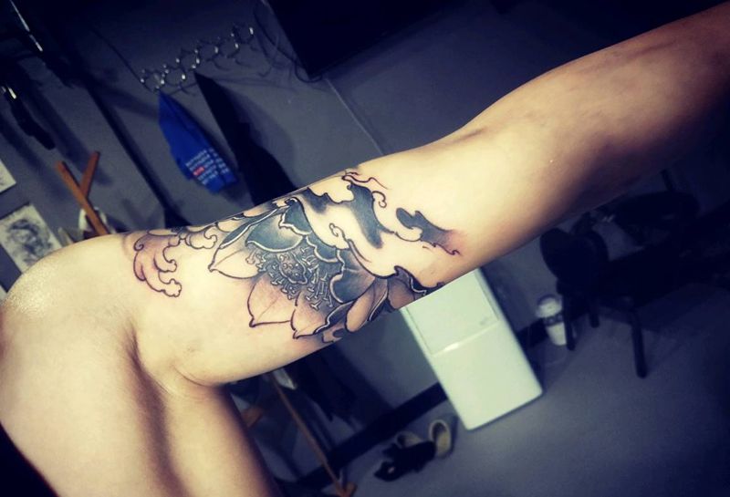 荷花纹身图片_手臂新传统纹身图案