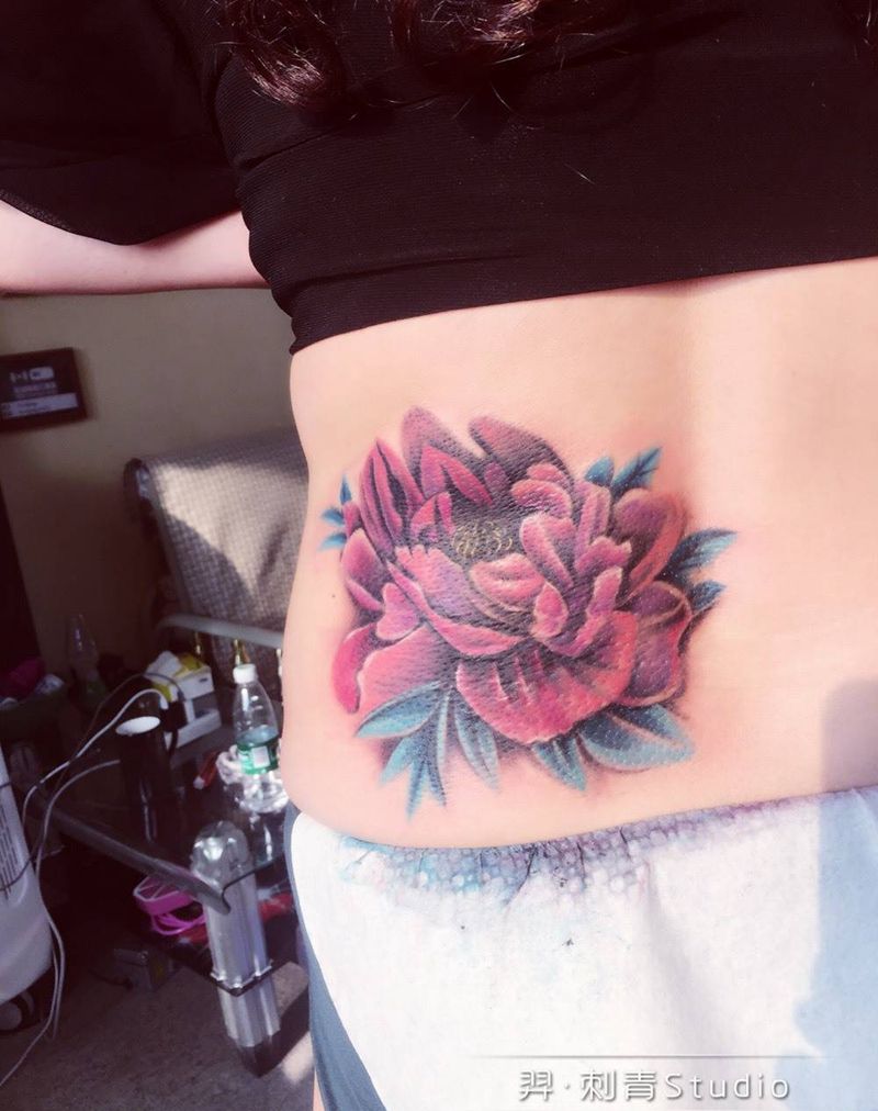 牡丹纹身图片_成品腰部写实植物纹身图案