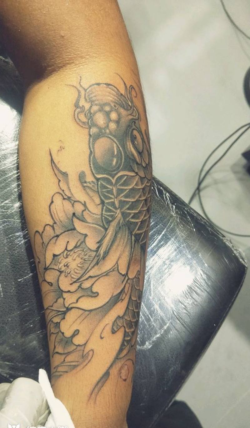 鱼纹身图片_手臂新传统纹身图案