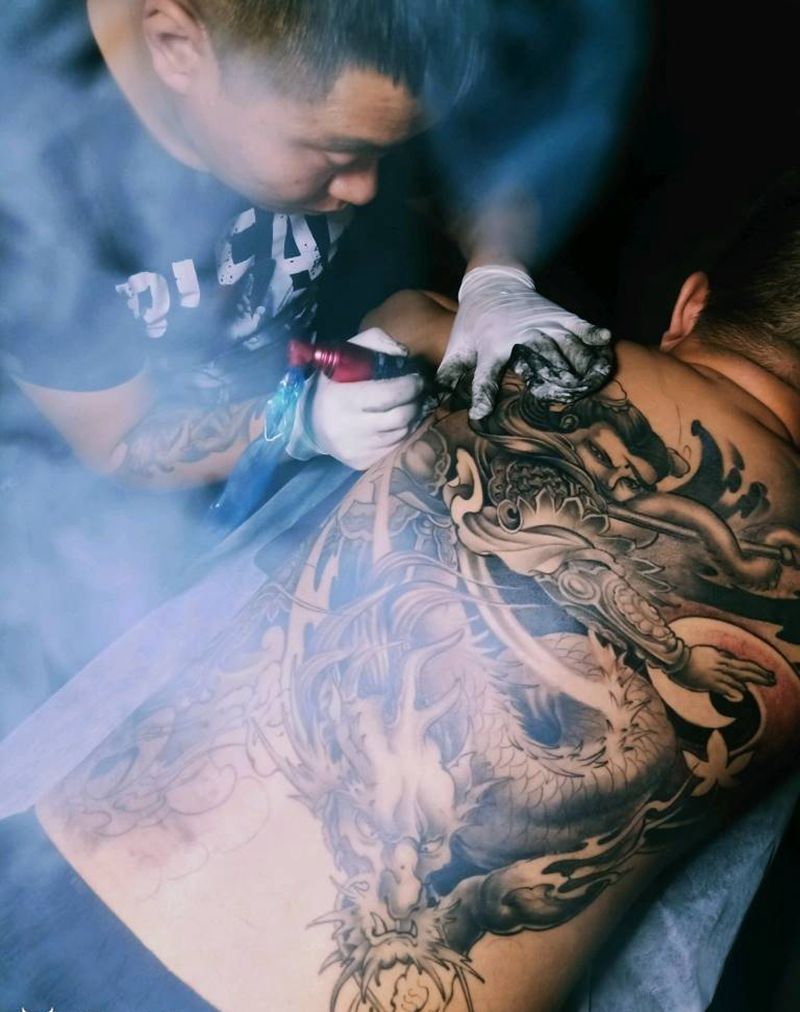 未完纹身图片_背部新传统纹身图案