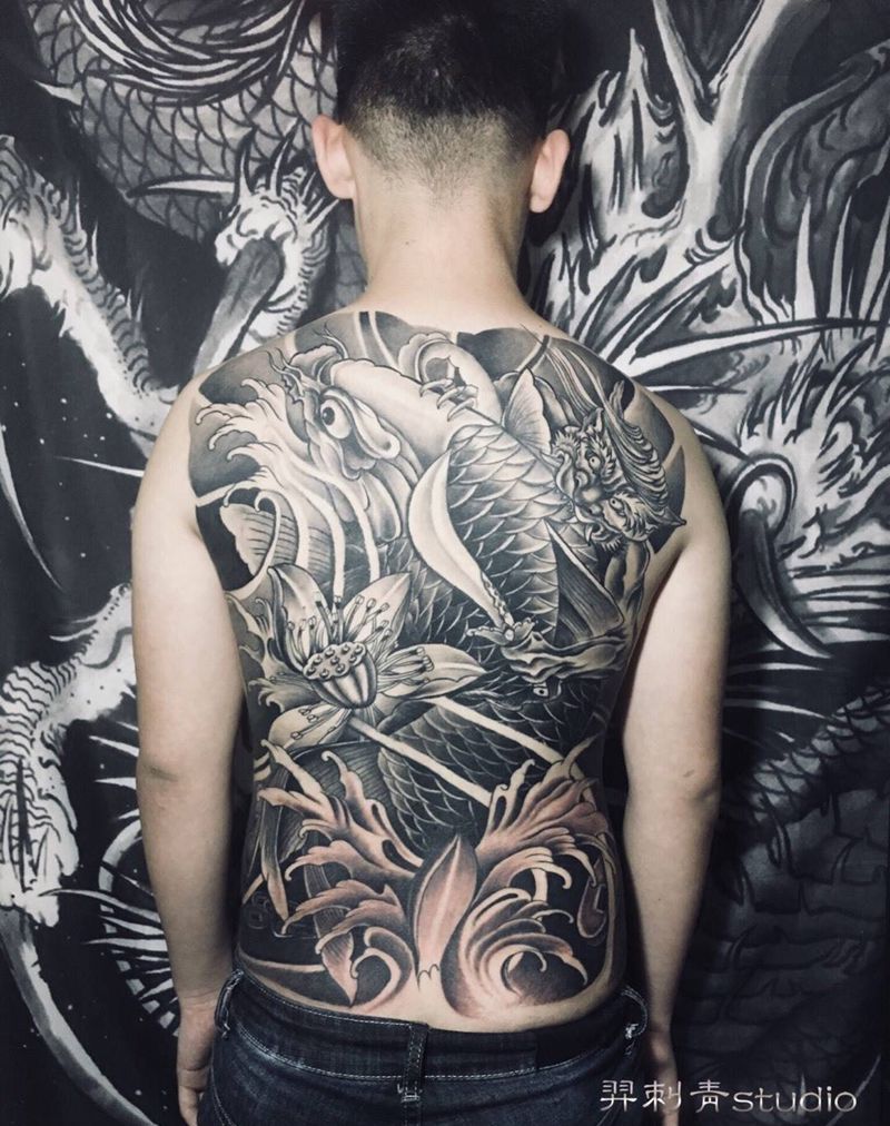 满背鱼纹身图片