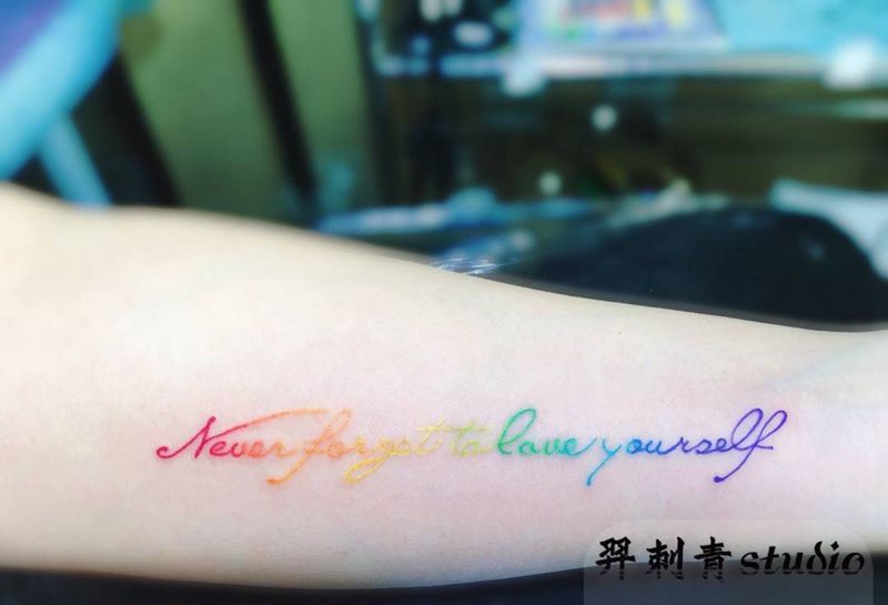 彩虹色纹身图片