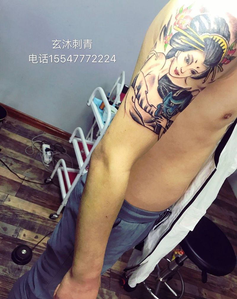 大臂艺伎纹身图片