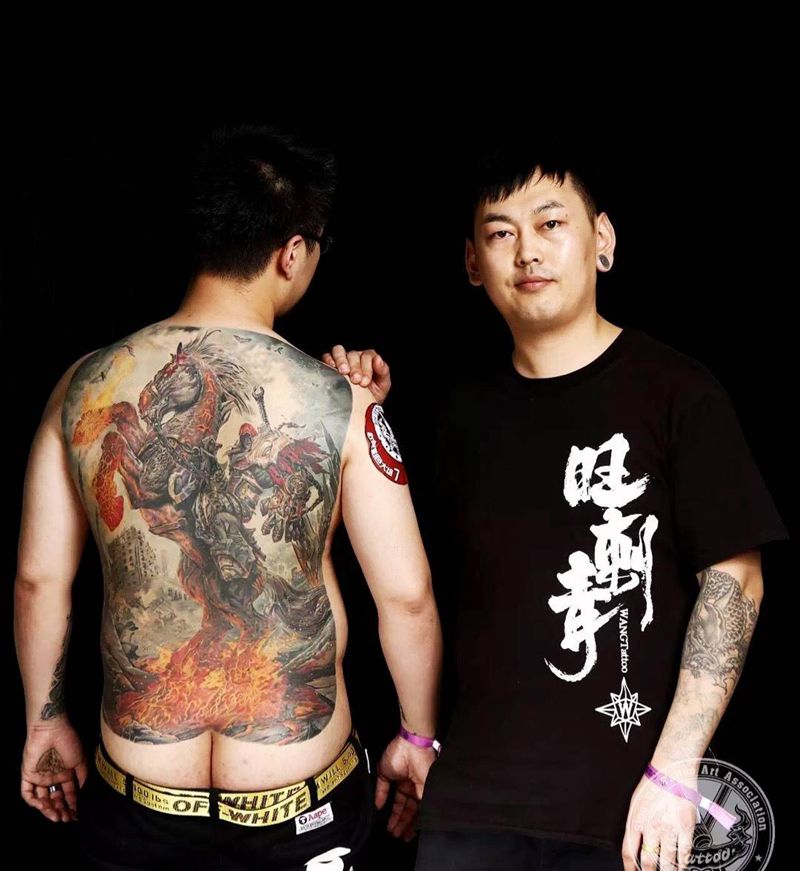 天启四骑士之一战争纹身图片_成品欧美人物背部纹身图案