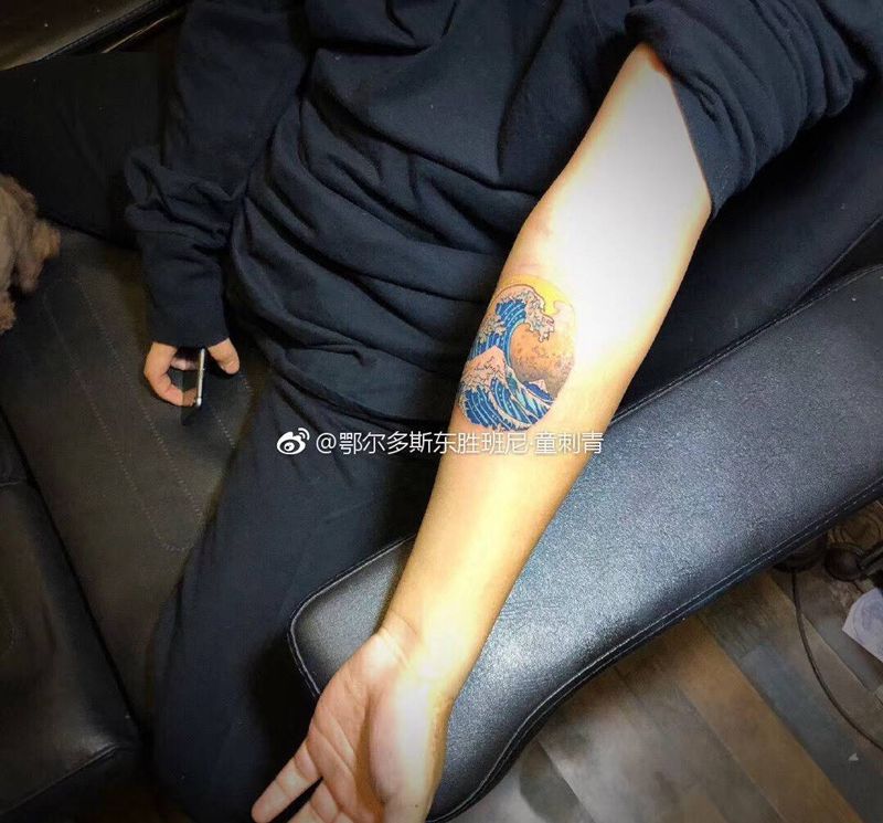 日本浮世绘画家葛饰北斋的作品（神奈川沖浪裏）纹身图片