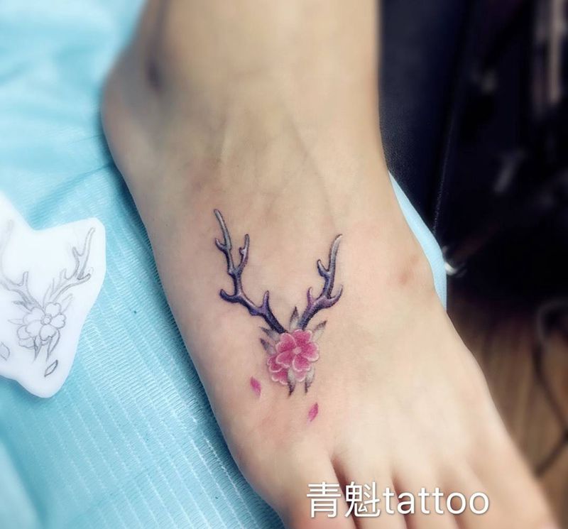 鹿角小设计纹身图片