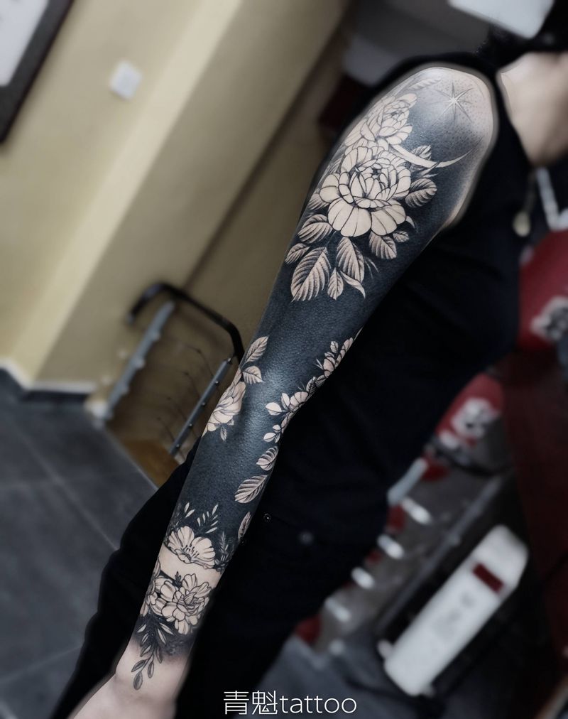 黑臂素花纹身图片_手臂图腾纹身图案