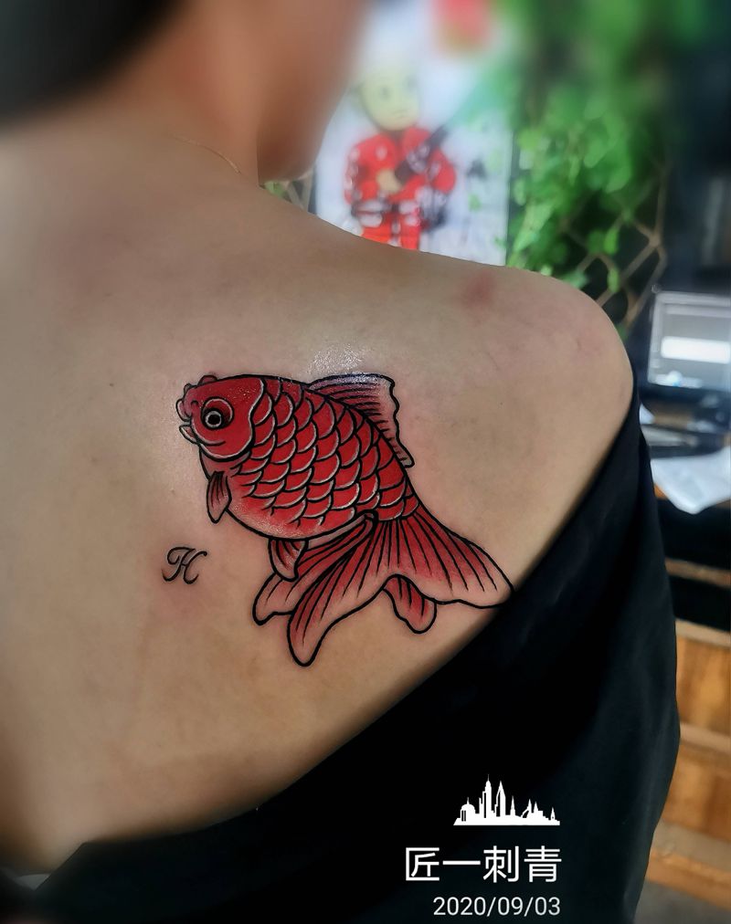 小金鱼纹身图片_背部纹身图案