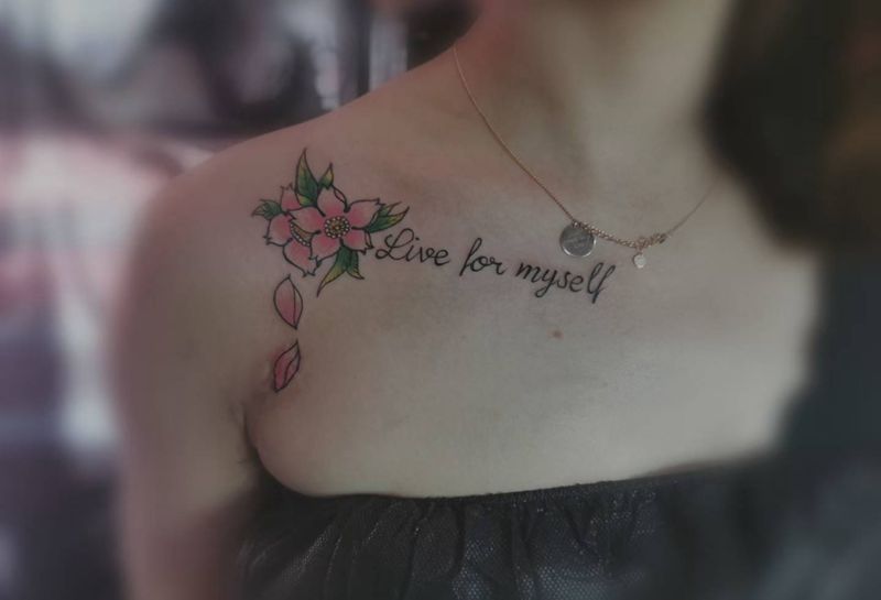 小字母纹身图片_胸部纹身图案