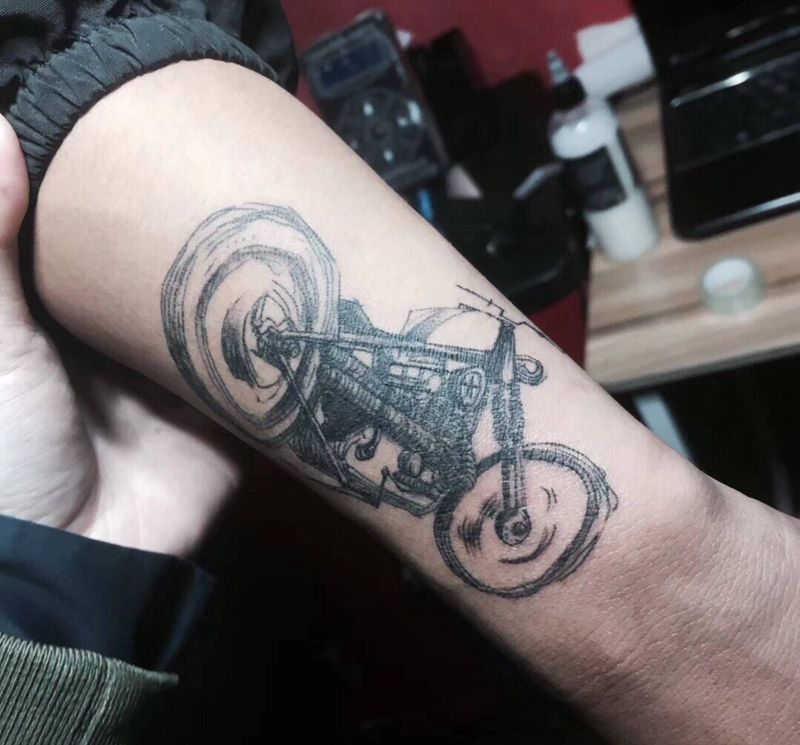 机车遮盖恢复中纹身图片