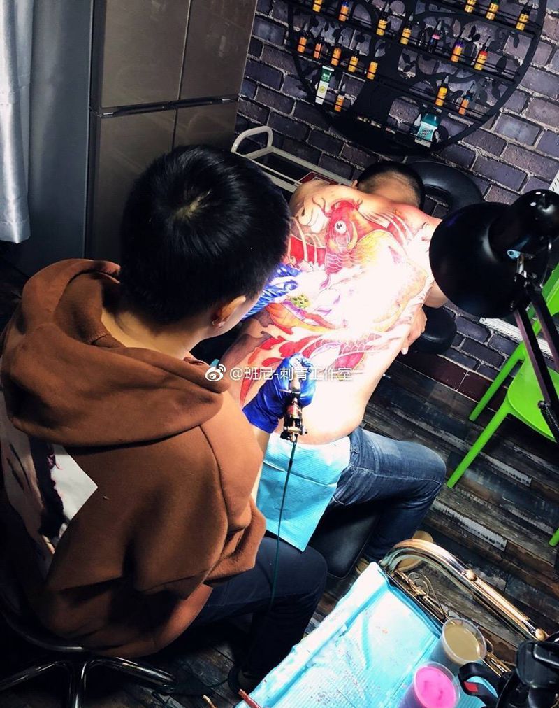 彩色大鱼完成纹身图片