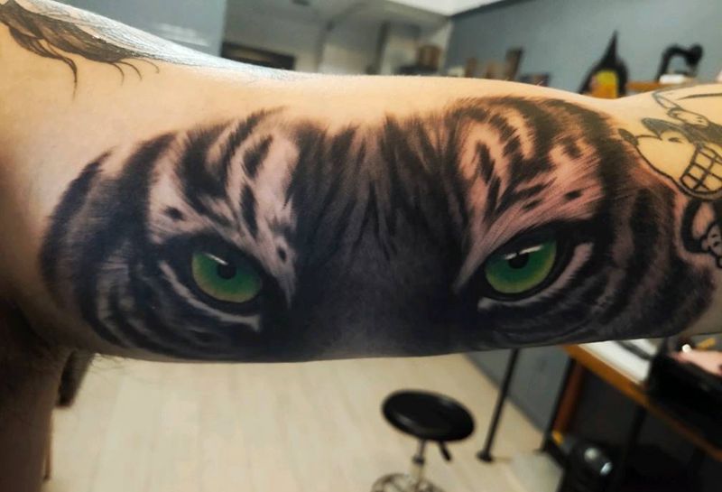 老虎纹身图片_手臂臀部欧美写实老虎眼睛纹身图案