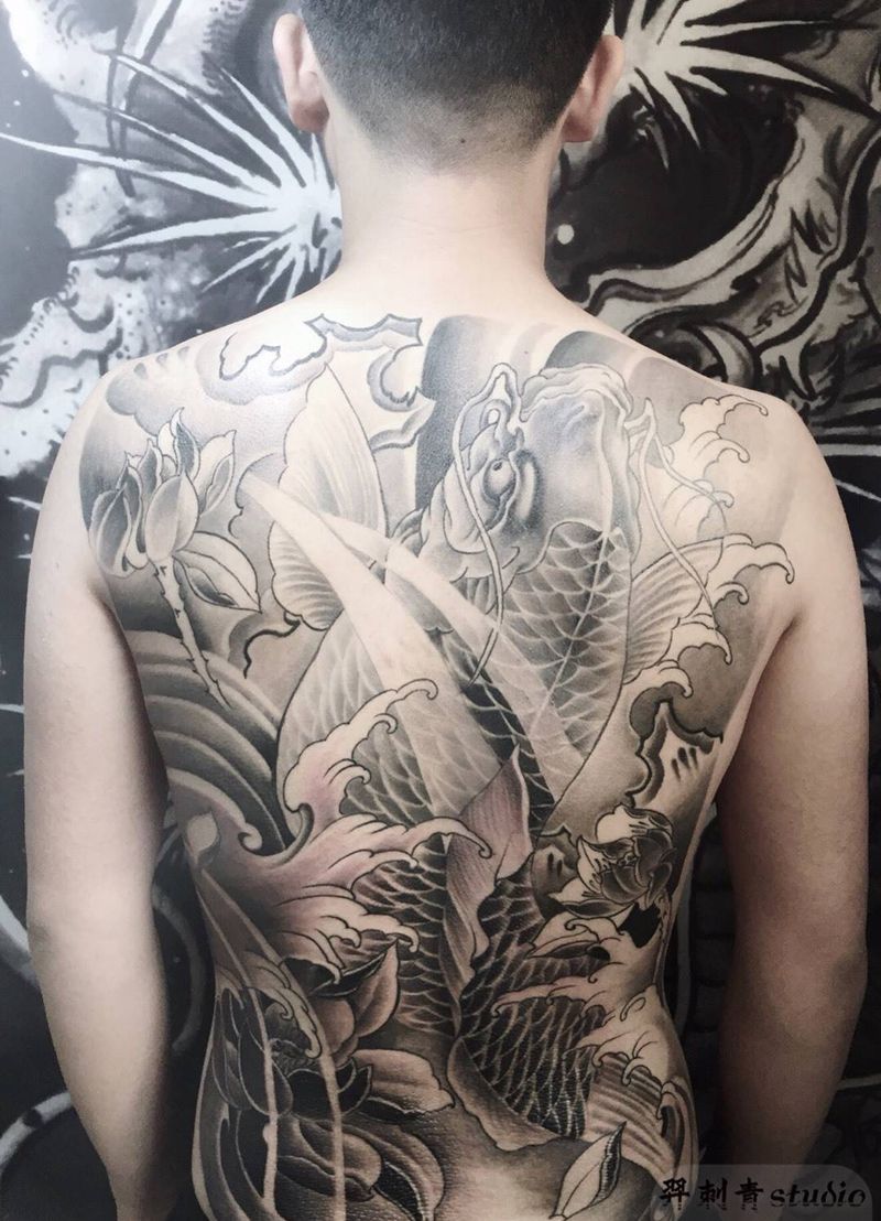 满背鱼纹身图片