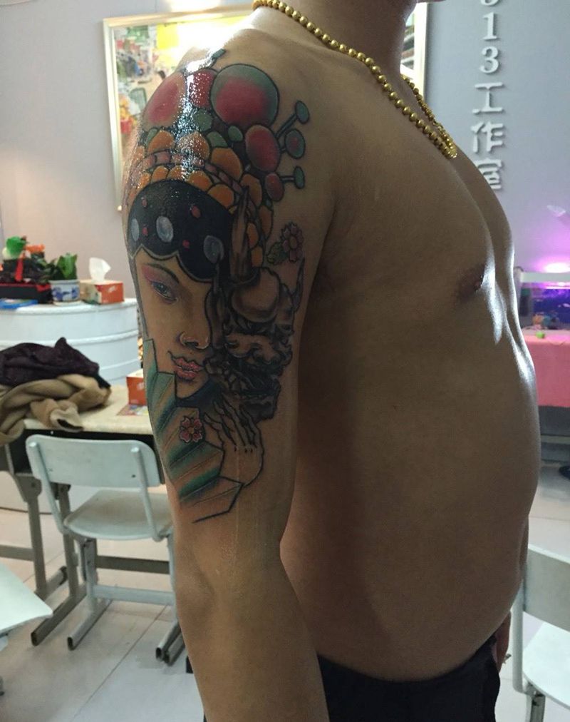 花旦纹身图片_臀部纹身图案