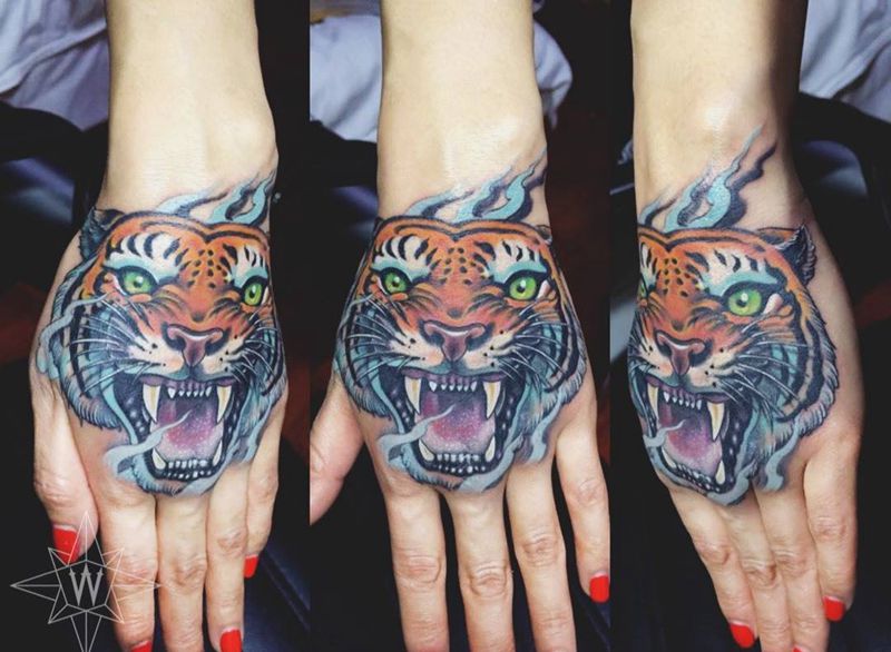 手背虎头纹身图片_成品手部欧美动物纹身图案