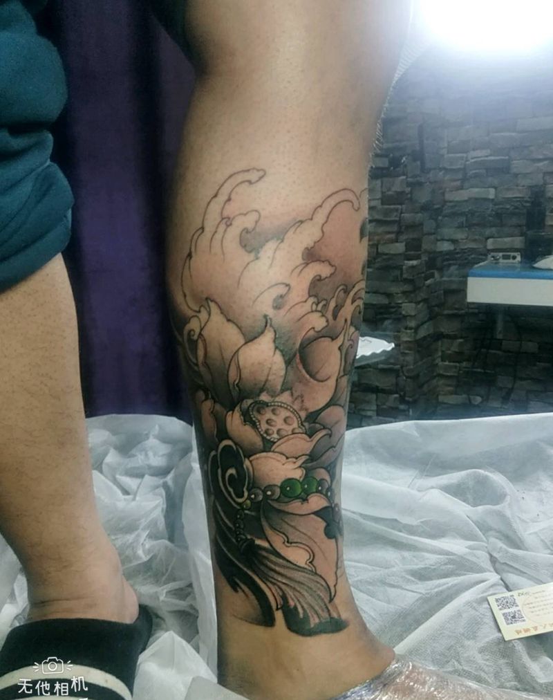 荷花纹身图片_腿部新传统纹身图案