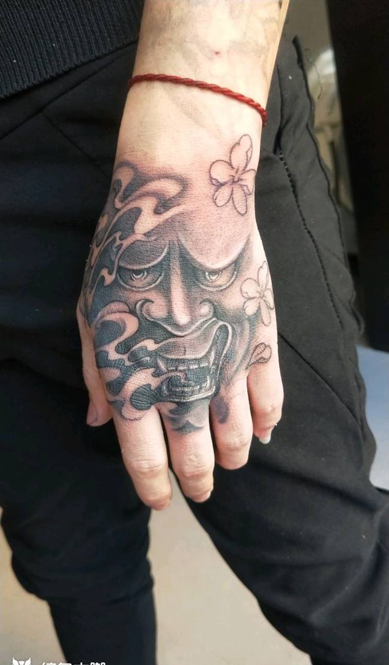 班若纹身图片_手部新传统纹身图案