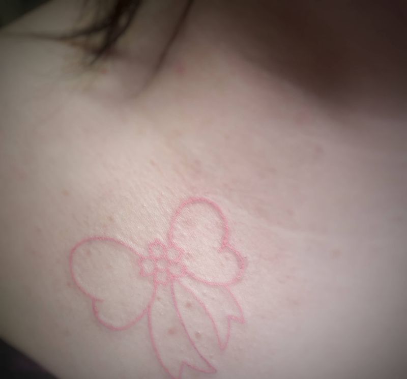 蝴蝶结纹身图片_胸部纹身图案