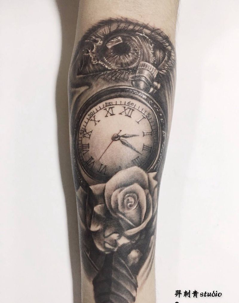 怀表眼睛玫瑰纹身图片_手臂欧美写实纹身图案