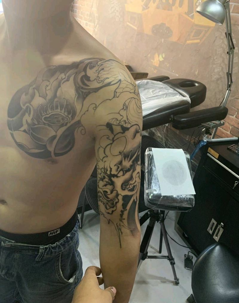 半甲纹身图片_胸部纹身图案