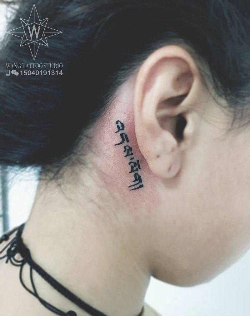 藏文重生纹身图片_耳后清新字符纹身图案