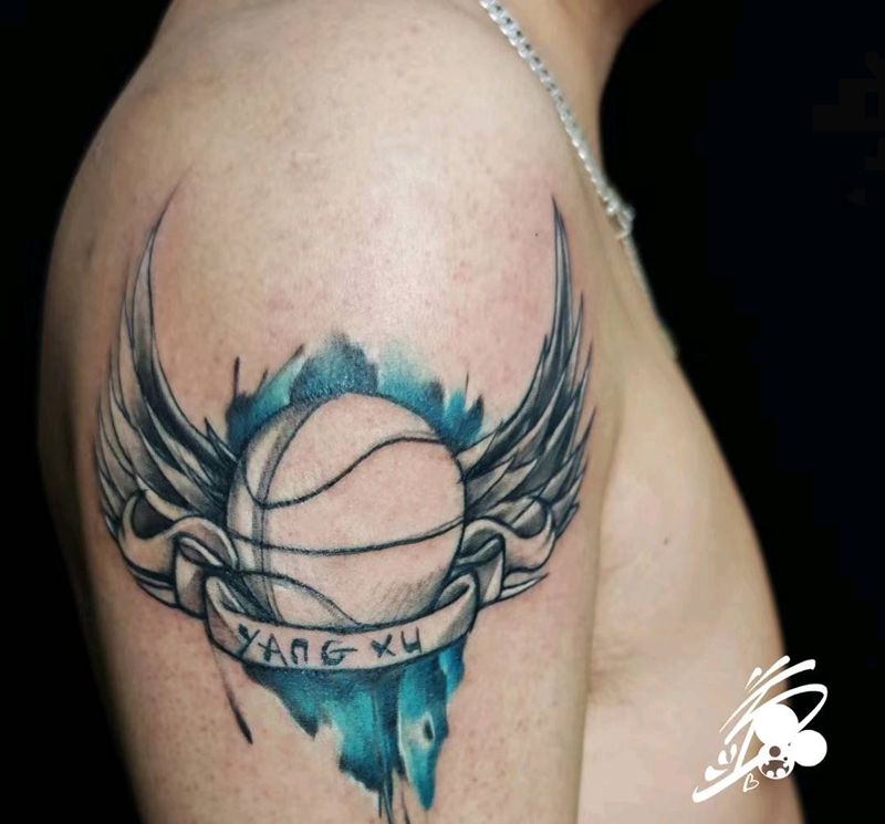 篮球纹身图片_手臂New School水墨篮球翅膀英文纹身图案