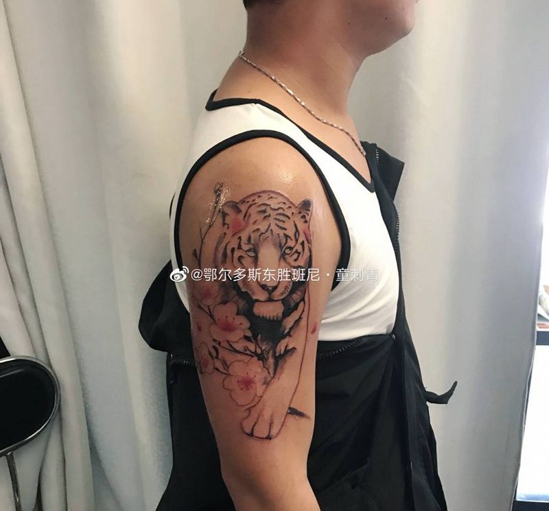 心有猛虎细嗅蔷薇纹身图片