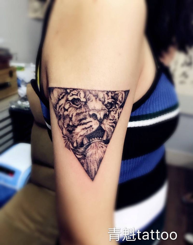 虎头点刺纹身图片