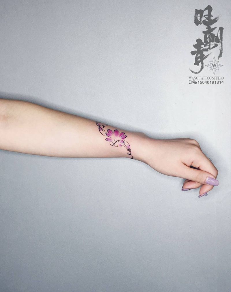 莲花纹身图片_手臂水彩纹身图案