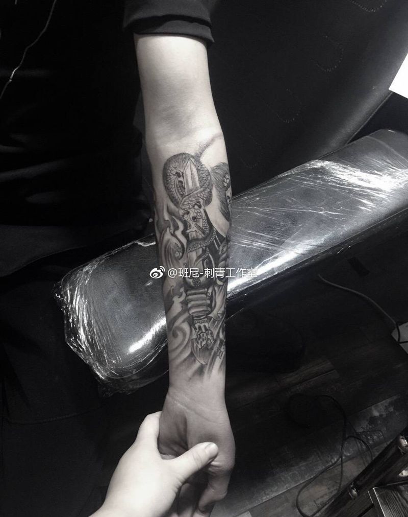 不动明王包小臂纹身图片