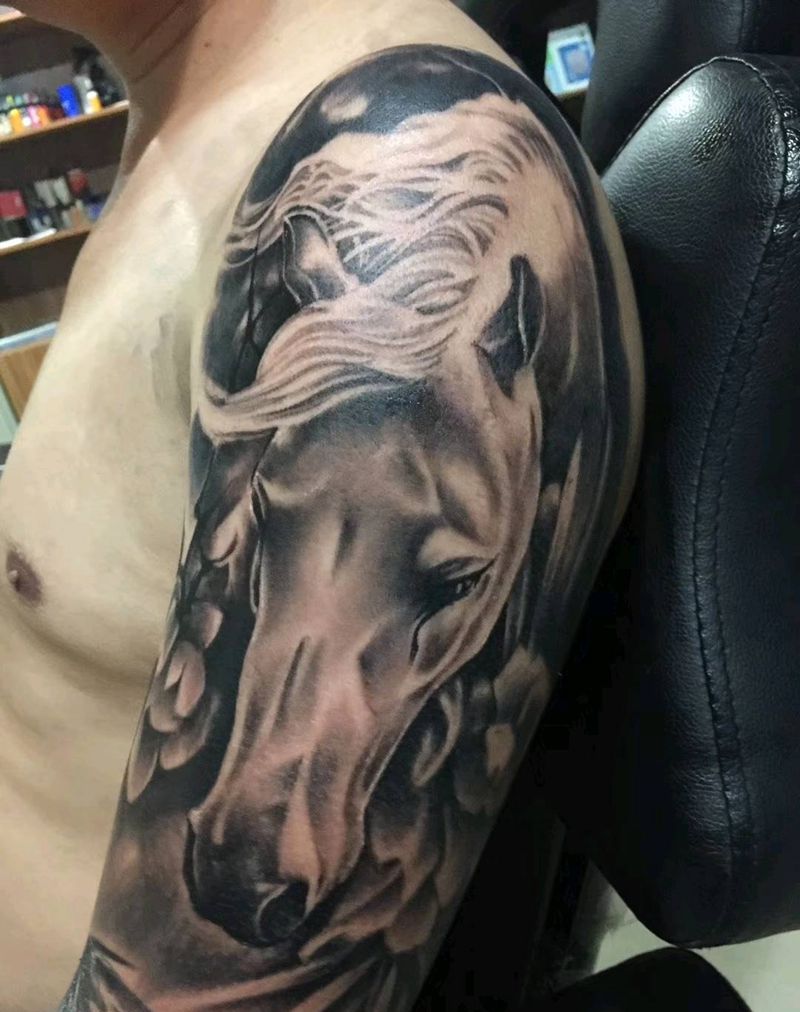 马-写实纹身图片_肩部手臂新传统纹身图案