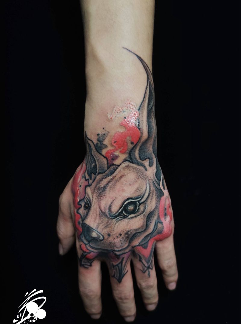 手背纹身图片_手部点刺手背斯芬克斯猫纹身图案