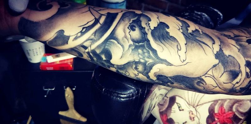 班诺恢复中纹身图片_手部手臂纹身图案