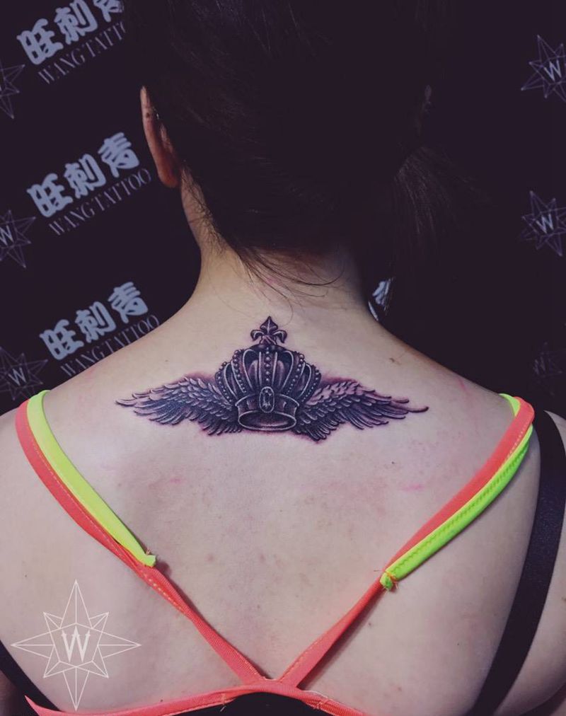 皇冠翅膀纹身图片_成品颈部欧美静物纹身图案